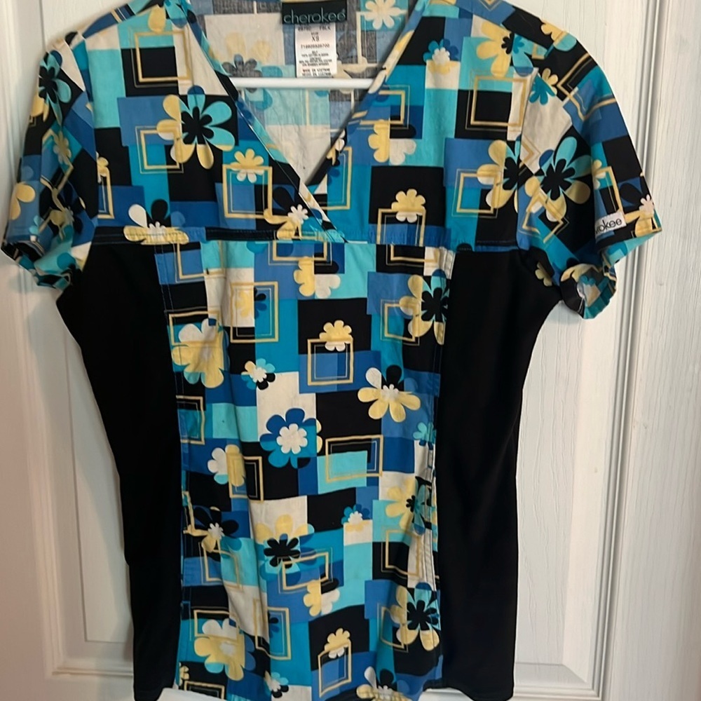 Cherokee slimming scrub top.side pockets. Stretchy side panels XS